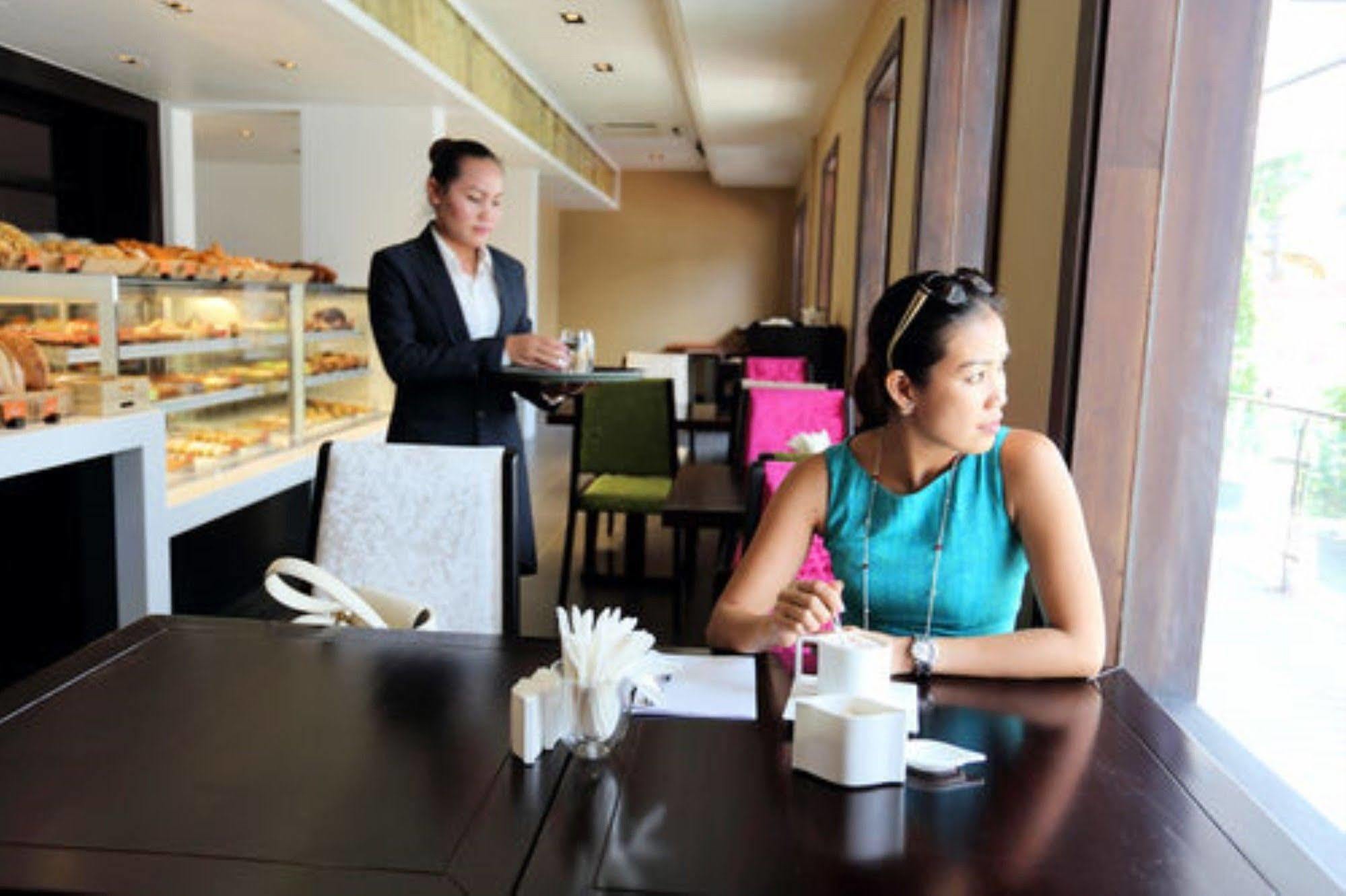 Arunreas Hotel Phnom Penh Exterior photo